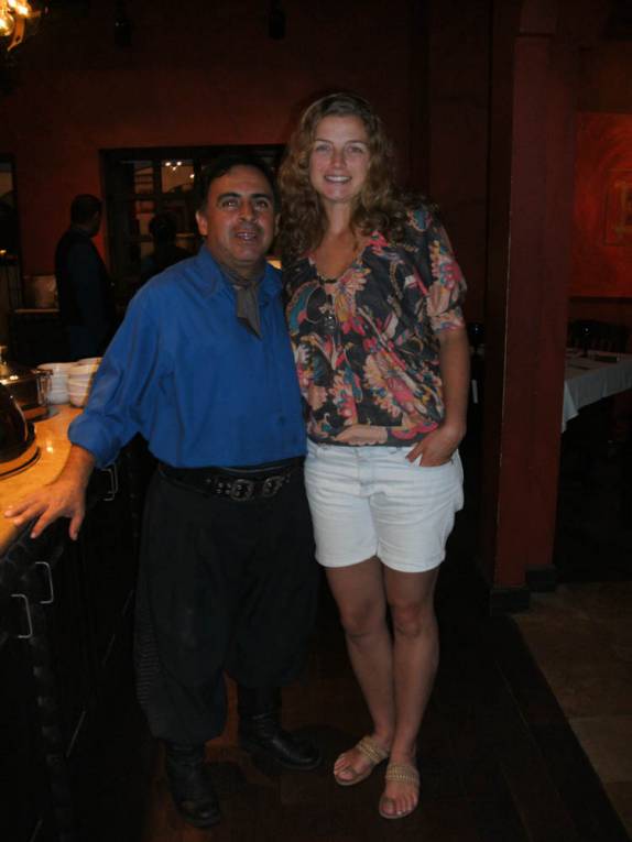 Garçon vestido de gaúcho na churrascaria brasileira 'Texas do Brasil', em Palm Beach - Aruba